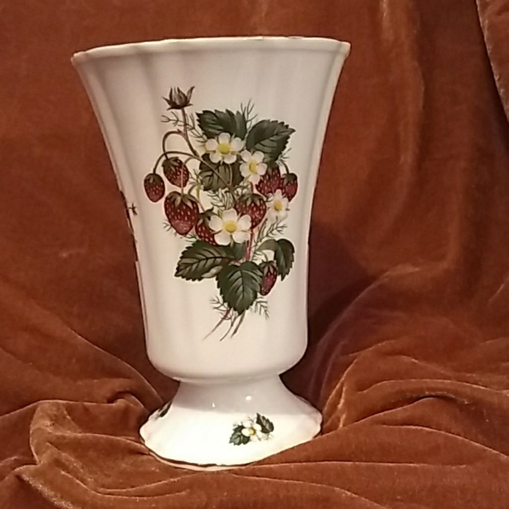 Hammersley, fine bone China. 7 1/2" tall vase.